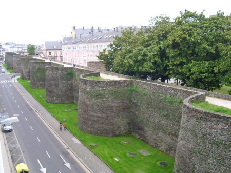 Outside view of the Roman Walls of Lugo - Wikipedia Commons