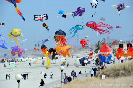international kite festival in Berck-sur-Mer, northern France - source: VOAnews.com